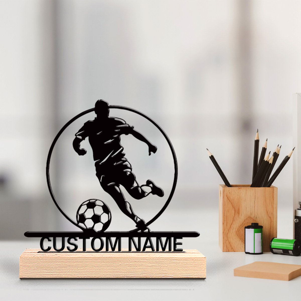 Home Decor Quirky - Personalisierte Fußballspieler-Metallstatue mit Namen, Holzsockel Tischdekoration,